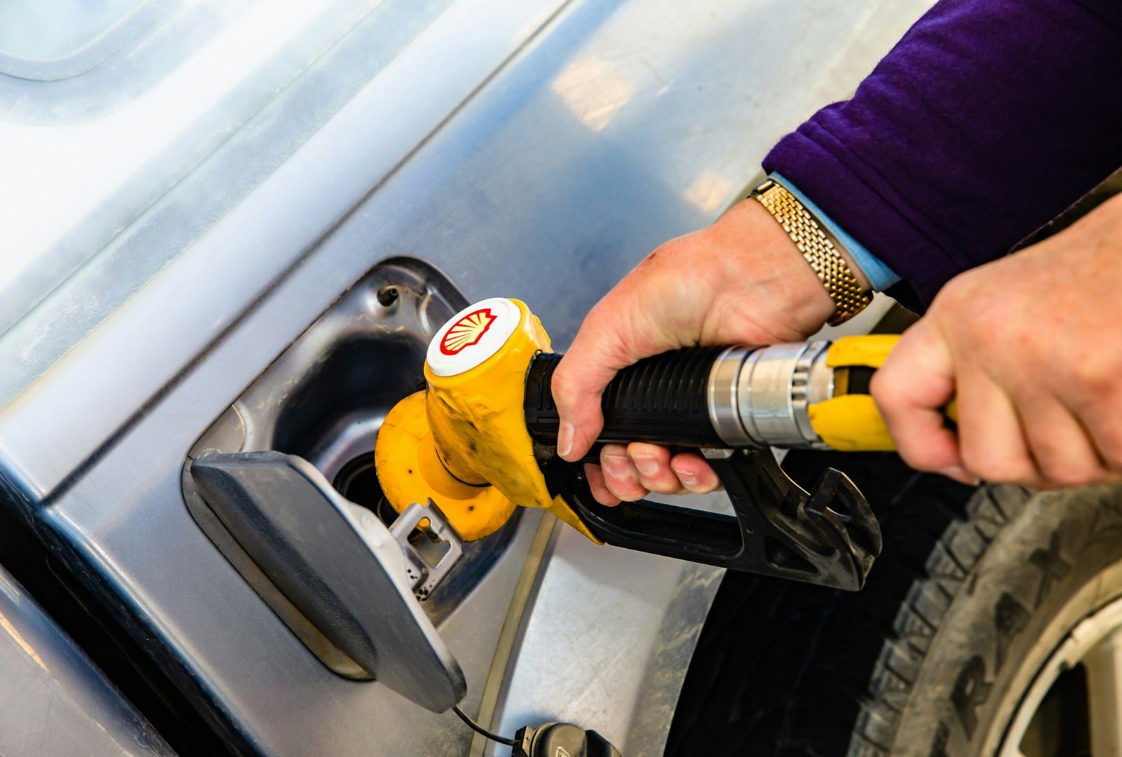 Kraftstoffadditiv wird in den Dieseltank gefüllt
