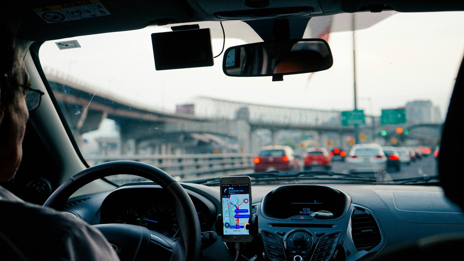Pendler im Auto auf dem täglichen Weg zur Arbeit