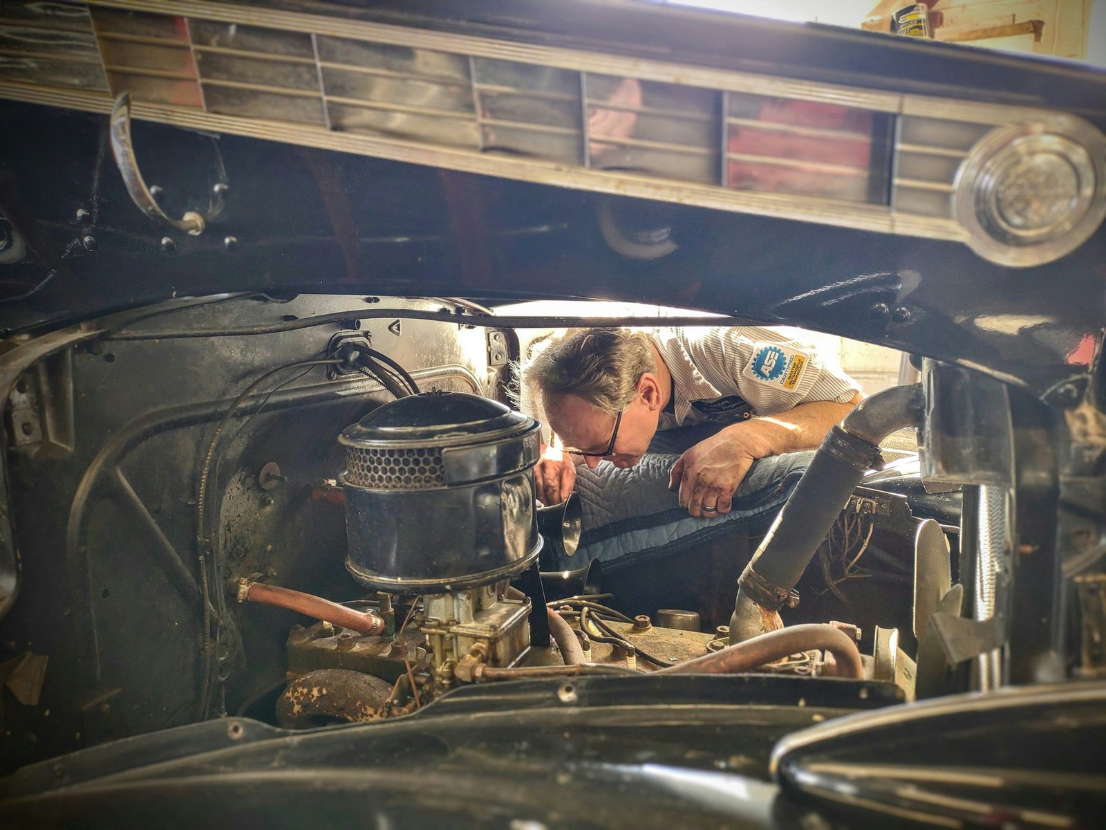 Mechaniker untersucht Motorproblem am Fahrzeug