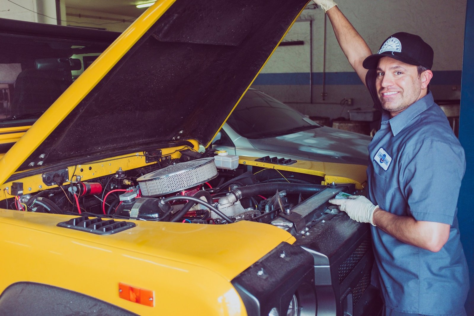 Kfz-Mechaniker bei der Arbeit in der Werkstatt