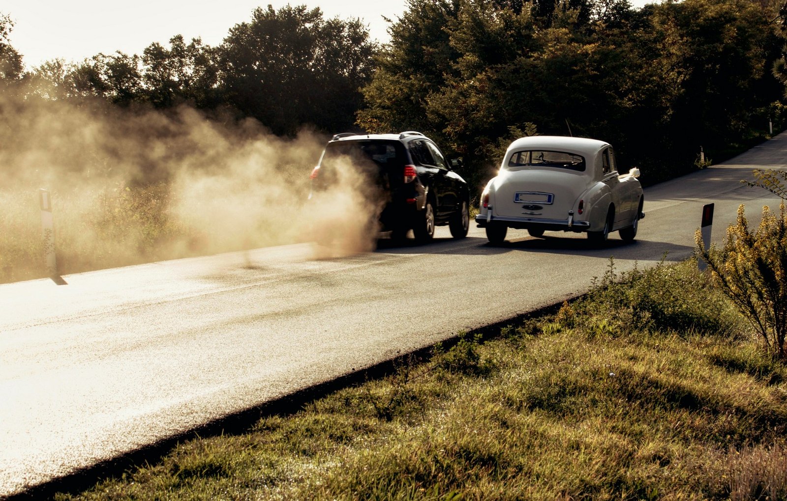 Fahrzeug mit Motorproblem am Straßenrand