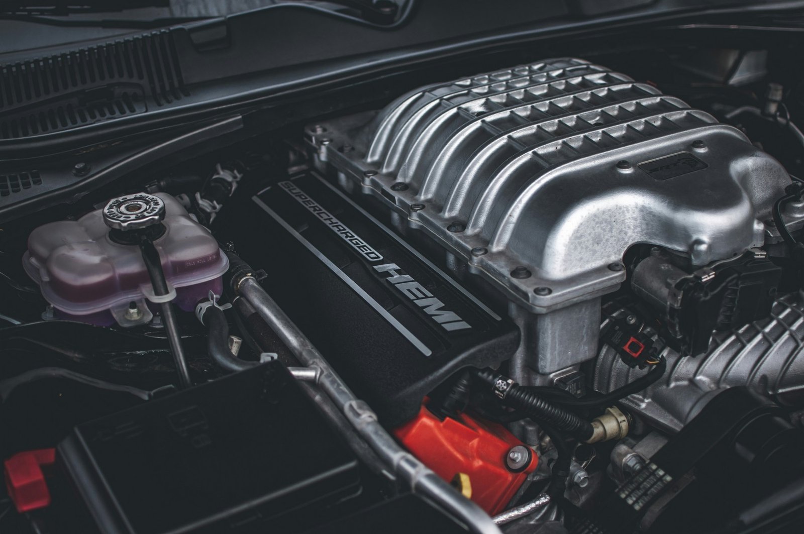Detailaufnahme eines Fahrzeugmotors